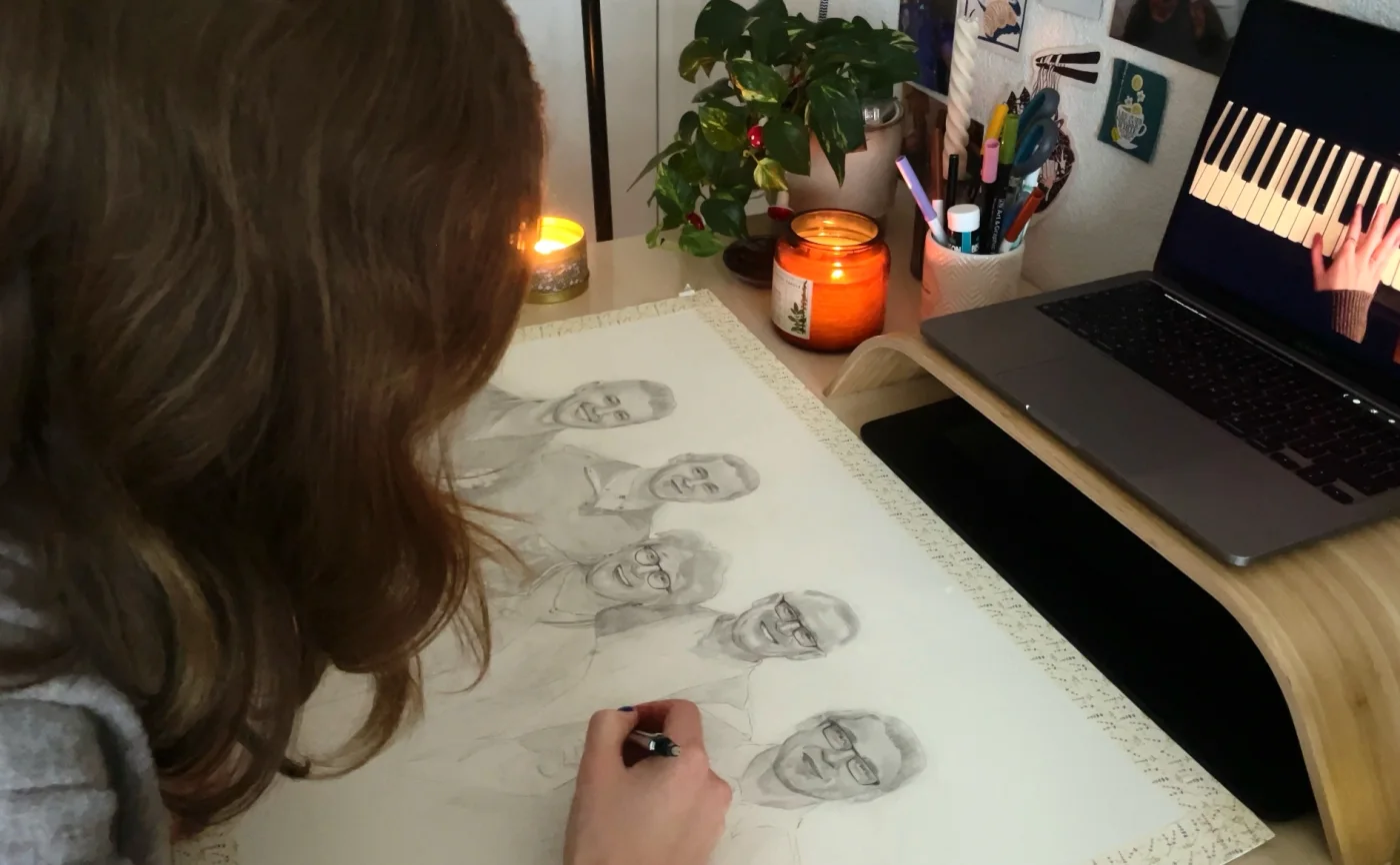 Ilse werkt staand aan een schilderij