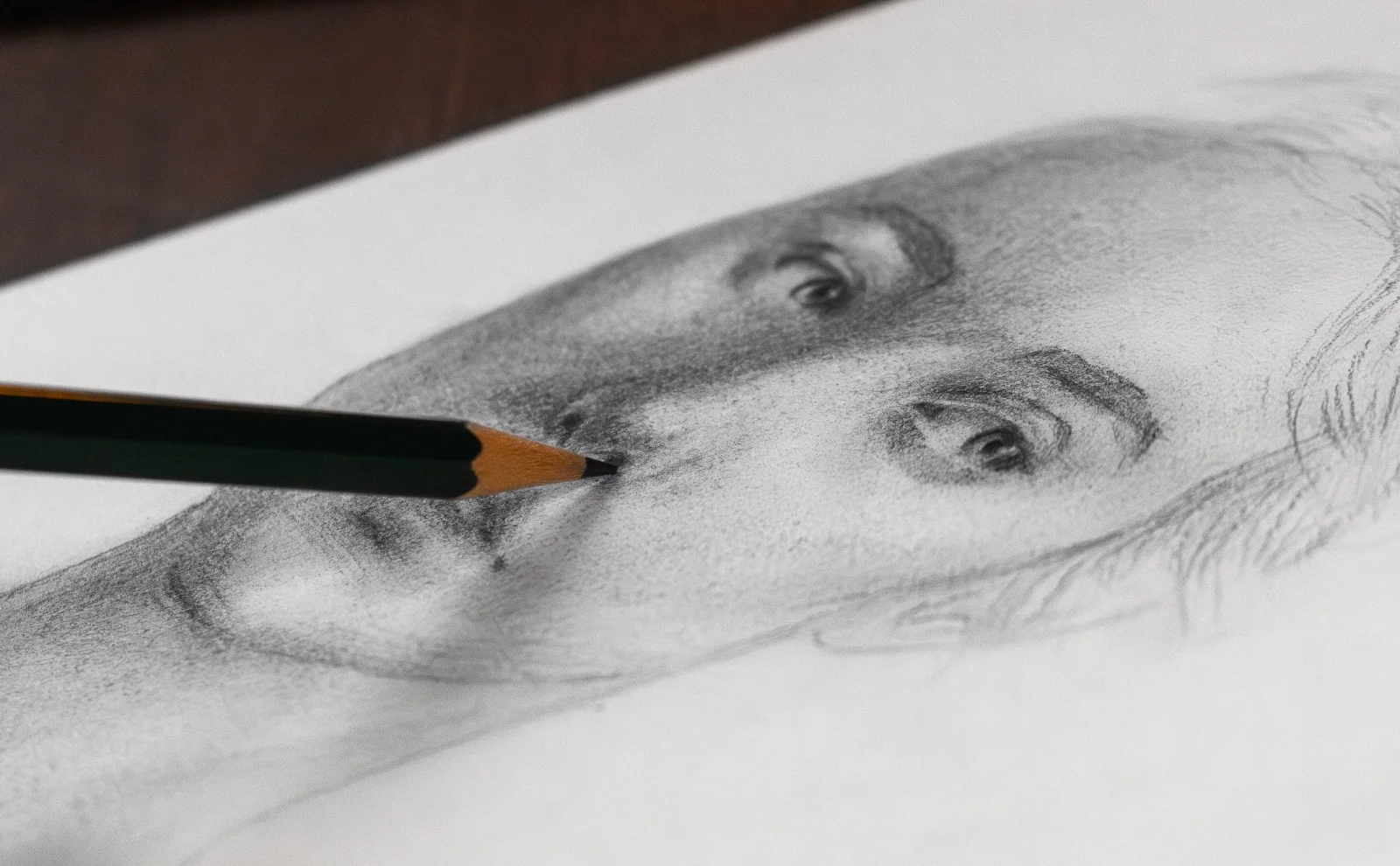 Ilse werkt geconcentreerd aan een tekening