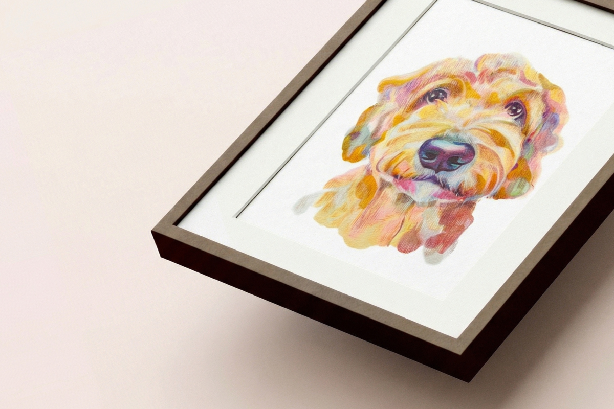 Schuin ingelijst hondenportret op zachte roze achtergrond